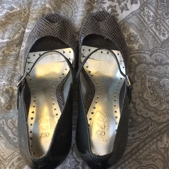 BCBG Grey Leather Snakeskin Pump - Picture 6 of 6